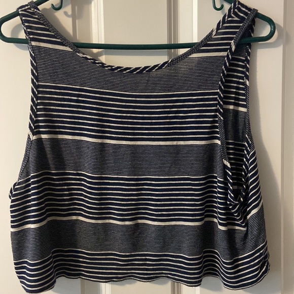 Barely worn, perfect condition flowy cropped top from Talula - Picture 2 of 2